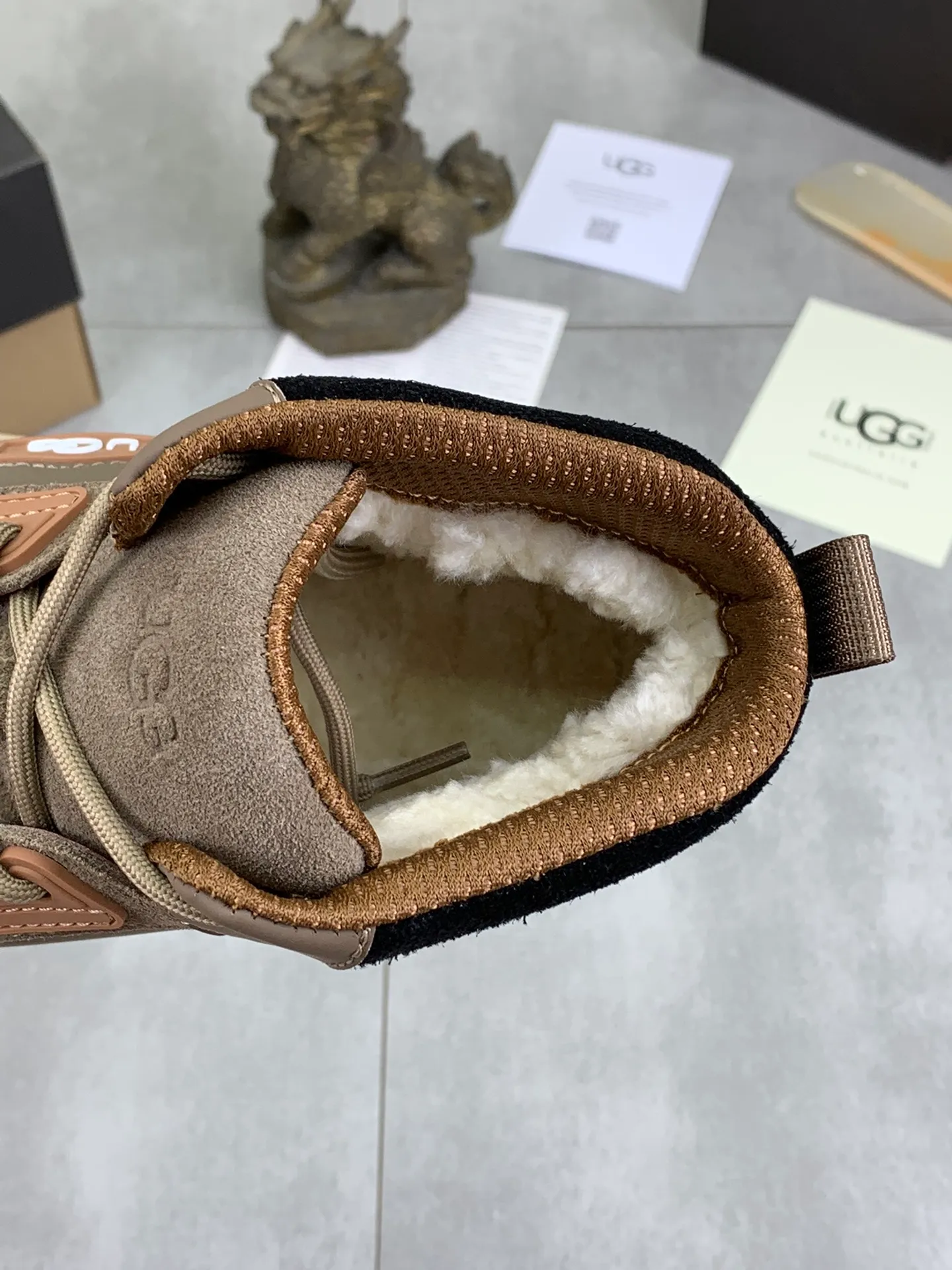 Men's shoes 💰P640 [New style] 💰 🆘 "Real wool" [UGG] 👉The popular men's shoes are synchronized with the official website 🔰The quality of the genuine products [satisfied] is not comparable to the imitations in the general market 🌀The upper is imported Italian frosted cowhide, and the lining is: foot pad 🅰️ grade 🐑Real wool👻Only Grade A can show the effect The hand feels smooth and delicate 🔱The shoe shape is grand, only genuine manufacturers can achieve it 🎄The perfect toughness of the original outsole 👻⬛️ can allow customers to bid farewell to one-time consumption. Real wool lining, super warm. Available in brown or gray. Number of yards: 39-44